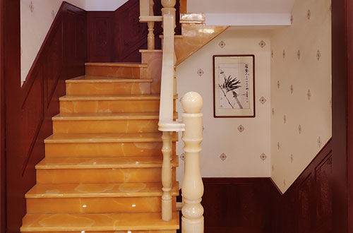 呼伦贝尔中式别墅室内汉白玉石楼梯的定制安装装饰效果