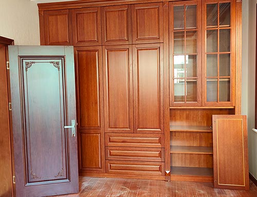 呼伦贝尔中式家庭装修里定制的实木衣柜效果图